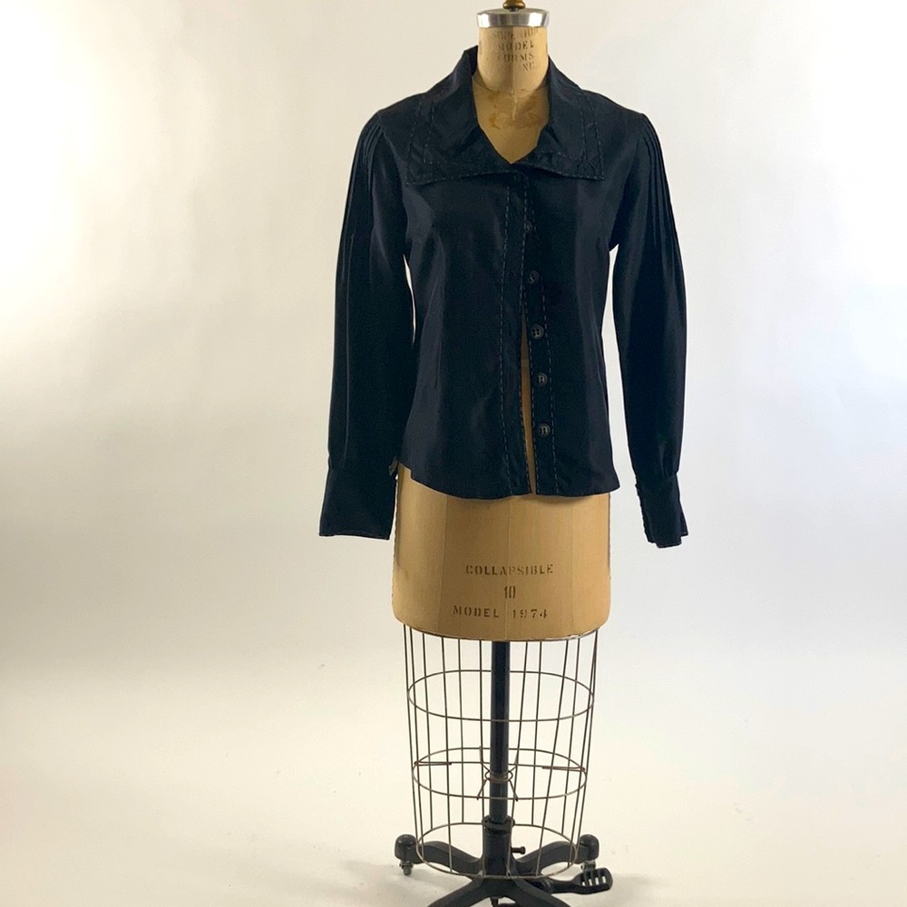 Casch Blouse with stitching and button detail